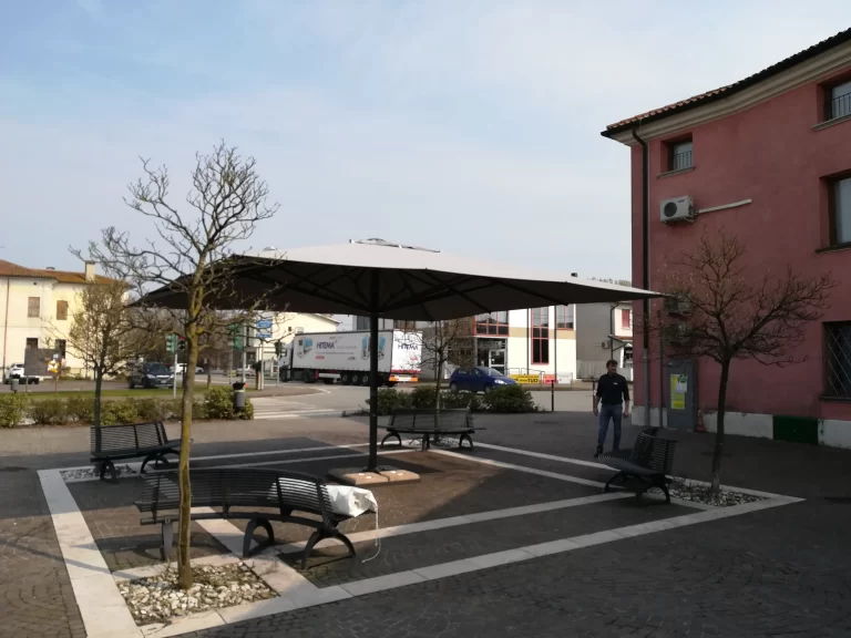 Ombrellone a palo centrale in una piazza