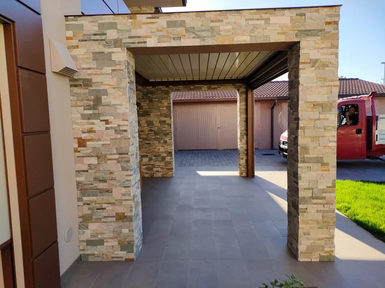 Pergola bioclimatica tra due pilastri in pietra