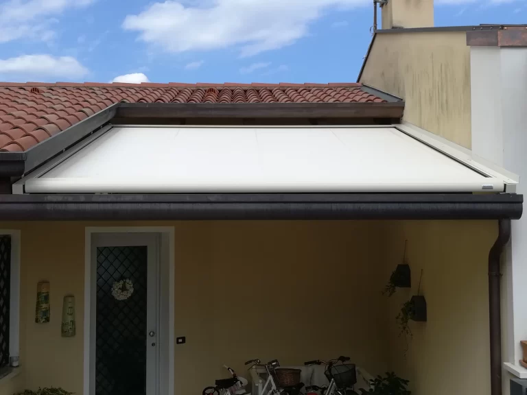Pergotenda avvolgibile a copertura di un portico