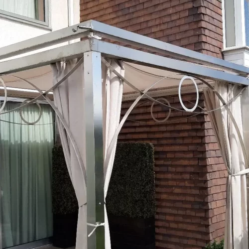 Gazebo residenziale angolare con tende modili per copertura