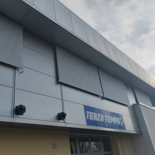 Tenda a rullo installata in un negozio sportivo ad Asolo