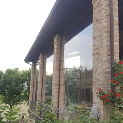 Grande Vetrotenda Zip Levante installata per proteggere un terrazzo aperto su tre lati