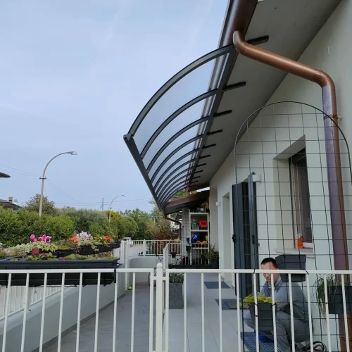 Dettaglio del montaggio della struttura della cappottina esterna Tecnozen