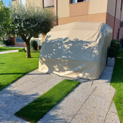 Box auto chiuso completamente per protezione dagli agenti atmosferici