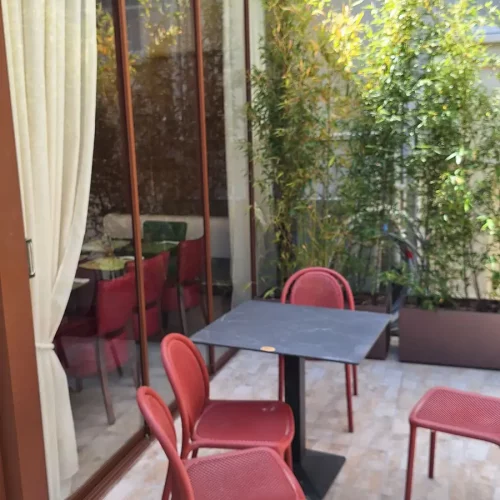 Locale con vetrate panoramiche e tende all'interno