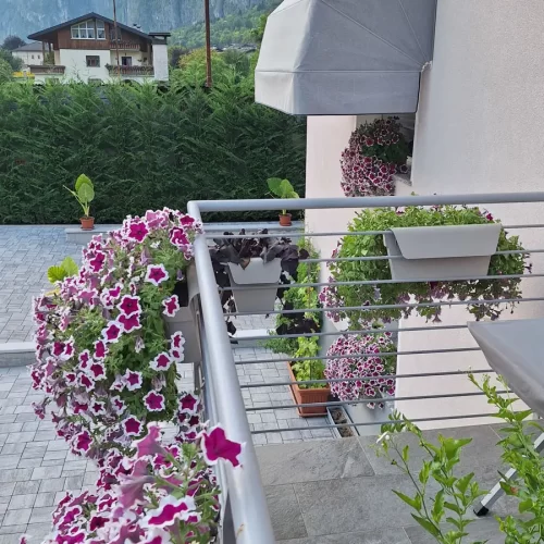 Foto dal terrazzo di una tenda da sole a cupola che protegge una finestra