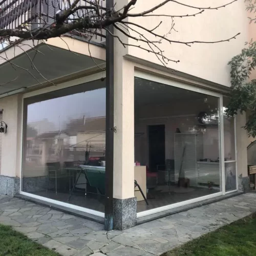 Portico di una casa chiuso grazie alle vetrotende avvolgibili