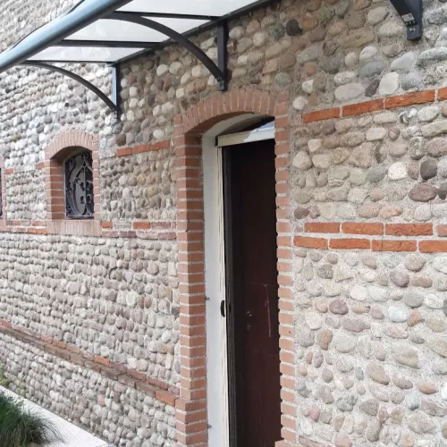 Pensilina Base personalizzata installata su parete esterna in sasso