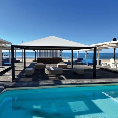 Gazebo Tecnozen installato su spazio esterno tra mare e piscina