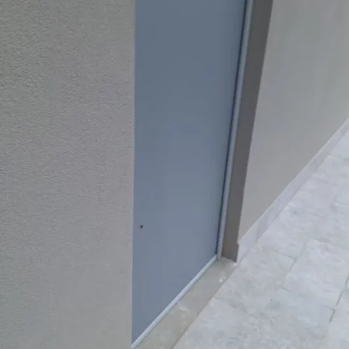 Tenda a rullo zip aperta fino al pavimento