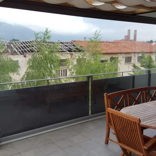 Grande Vetrotenda personalizzata a copertura di un terrazzo privato