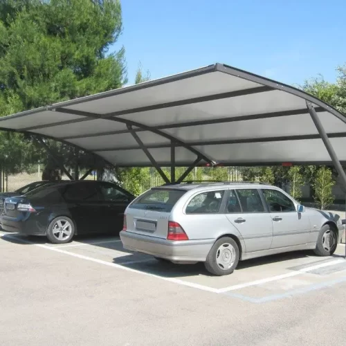 Parcheggio di 4 auto coperto da una tettoia fissa formata da piloni in acciaio e telo in pvc