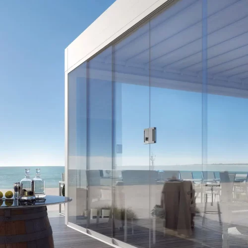 Pergola su una spiaggia chiusa da vetrate panoramiche