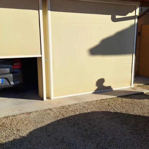 Garage esterno chiuso con una tenda a rullo zip