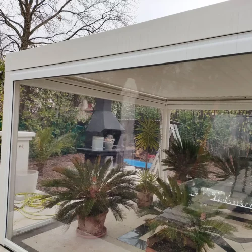 Vetrotenda Zip Sky 500 con profili bianchi e pvc trasparente