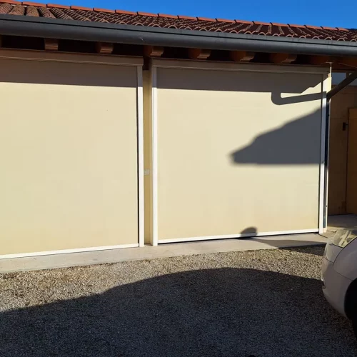 Due tende a rullo zip di grandi dimensioni con movimentazione motorizzata