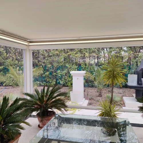 Pergola con vetrotende e illuminazione per creare uno spazio esterno