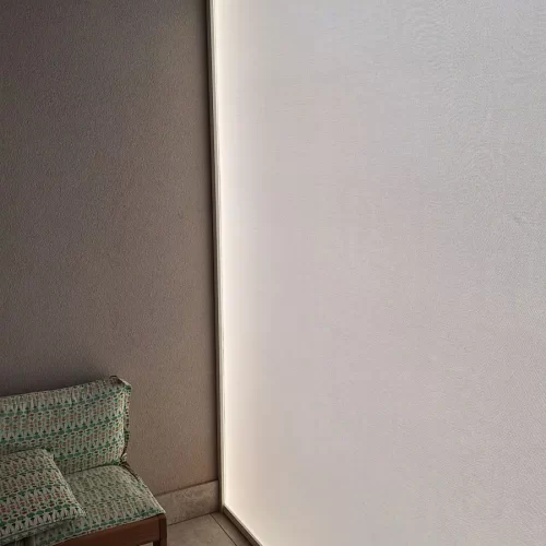 Esempio di nicchia chiusa tramite una tenda da sole a rullo e sistema zip