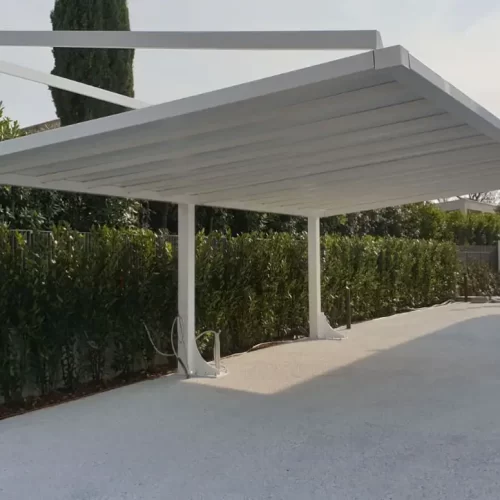 Copertura auto Tiranti epr 4 posti auto all'interno di un parcheggio di un nuovo condominio