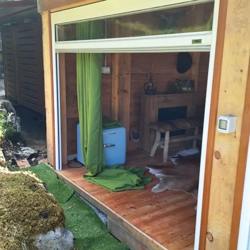 Soluzione con telo in pvc trasparente avvolgibile nella struttura in alluminio