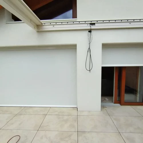 Casa con due schermature zip di differenti dimensioni