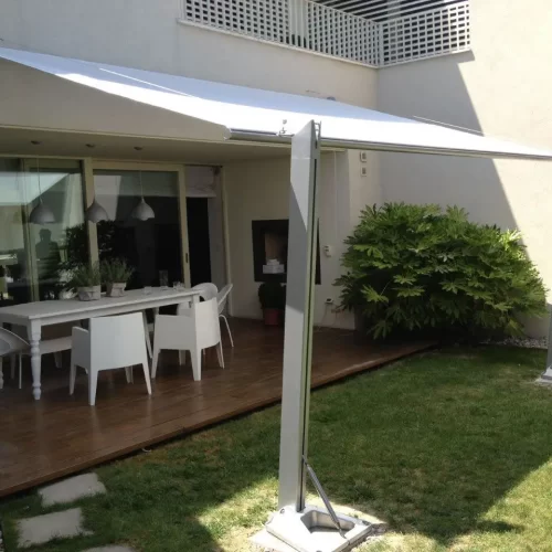 Vela fissa a parete per copertura di uno spazio esterno di un'abitazione privata