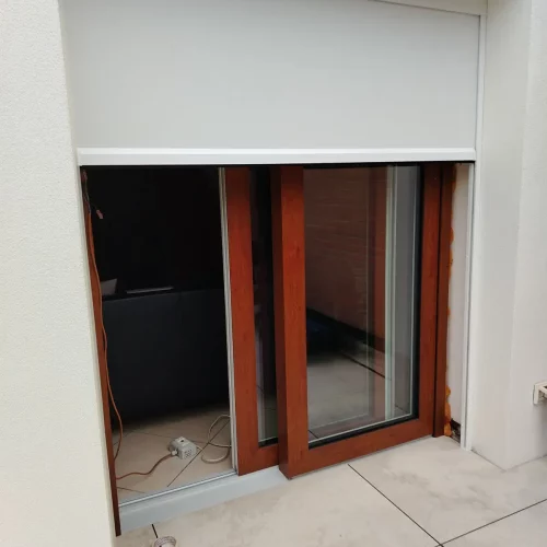 Porta finestra di entrata con tenda da sole zip per esterni ad apertura motorizzata