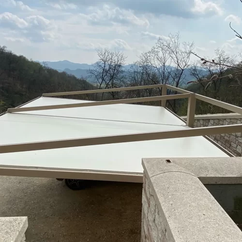 Dettaglio dall'alto della copertura auto Tiranti e del telo di pvc anti grandine