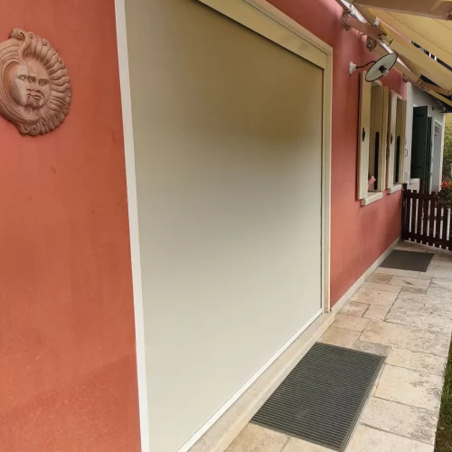 Tenda zip a protezione dell'entrata di una casa a Bassano del Grappa
