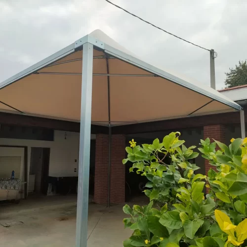 Gazebo di pianta quadrata con struttura e profilo in acciaio zincato