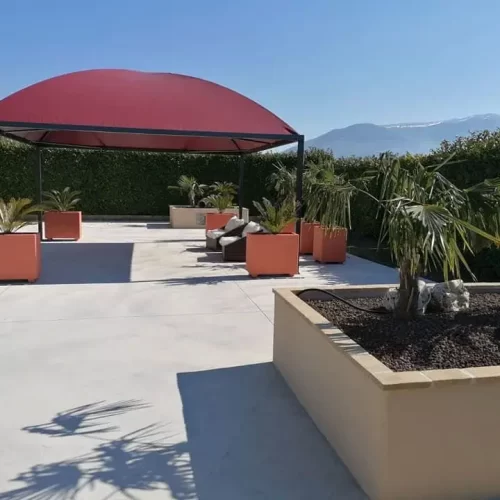Grande gazebo con struttura portante in alluminio verniciato colore antracite e telo di copertura in PVC colore rosso scuro