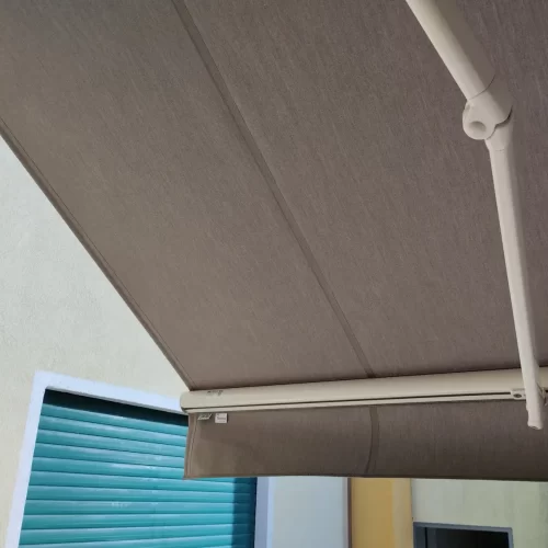 Dettaglio apertura braccio di una tenda da sole Tecnozen