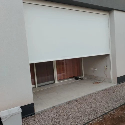 Casa con una grande vetrata protetta da una tenda a rullo zip Tecnozen