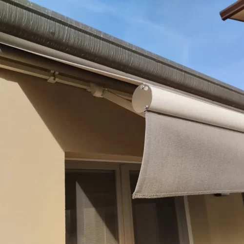 Dettaglio tenda a bracci BQ 2.0 con elegante profilo cilindrico