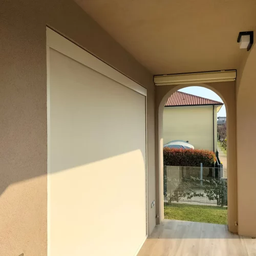 Tenda da sole a rullo con due guide per tenere in tensione il telo