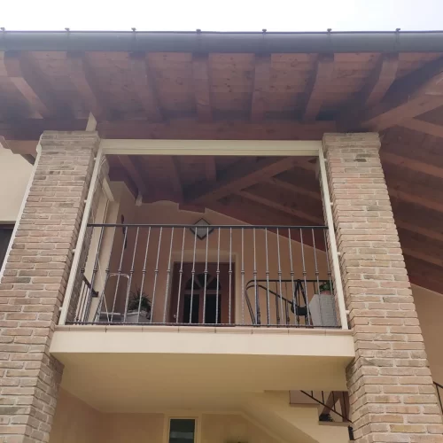 Terrazza di una casa con copertura zip installata su due colonne