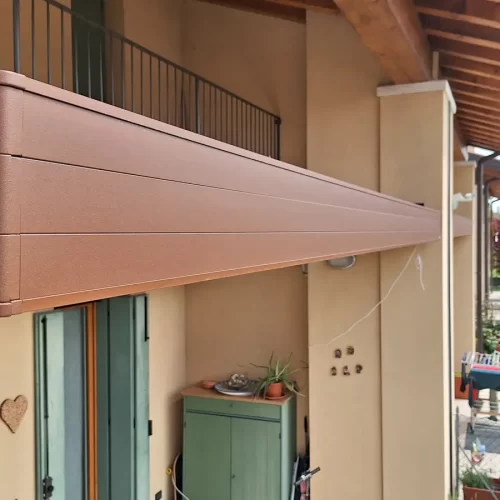 Dettaglio della Tenda a bracci QUBO 3.6 Tecnozen chiusa dove si vede solo un elegante profilo in corten
