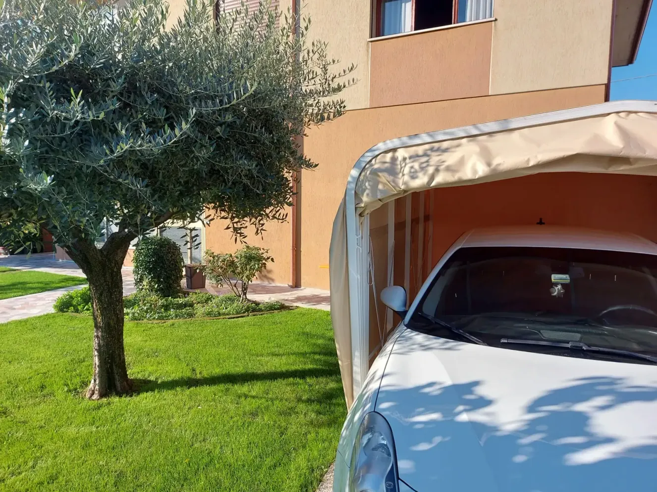 Dettaglio della struttura portante della copertura per auto su giardino esterno