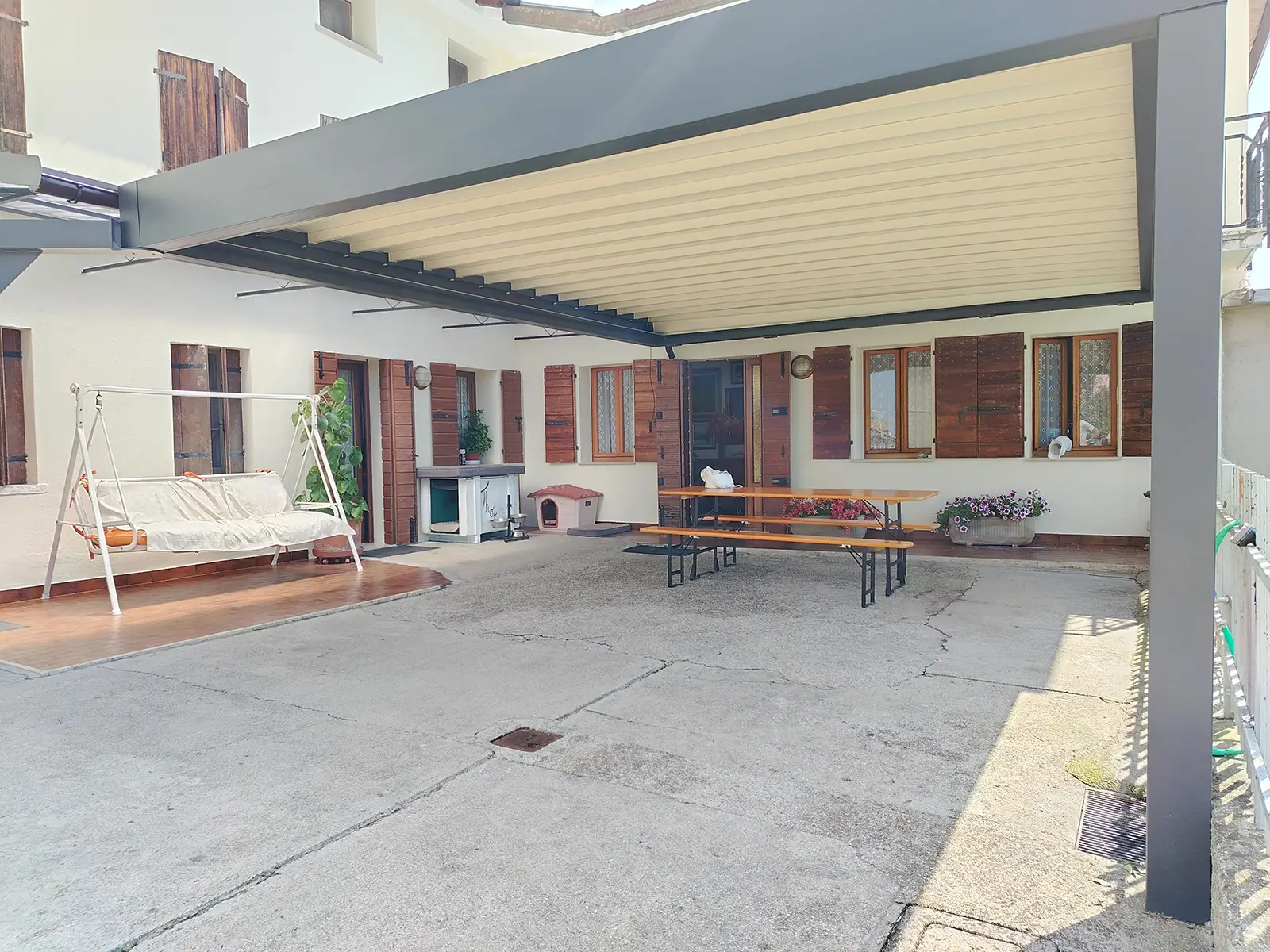 Pergola impacchettabile su spazio esterno di una casa