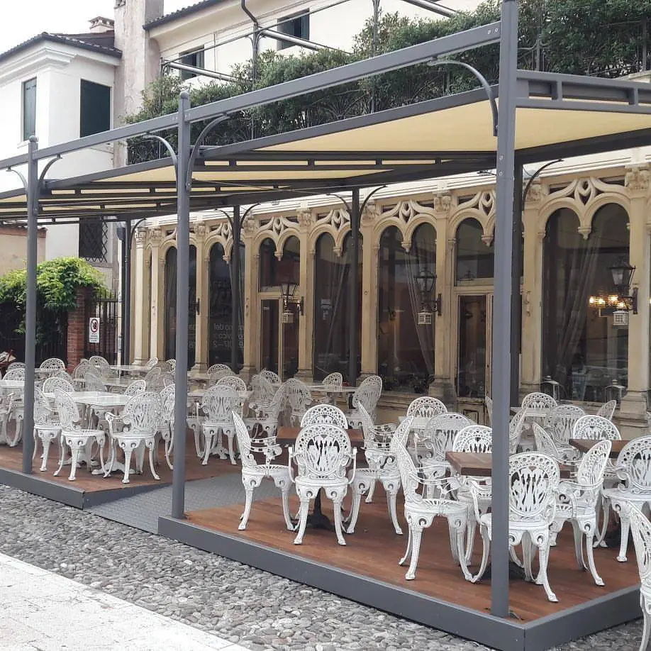 Immagine di un bar con una pergotenda avvolgibile per creare lo spazio outdoor confortevole