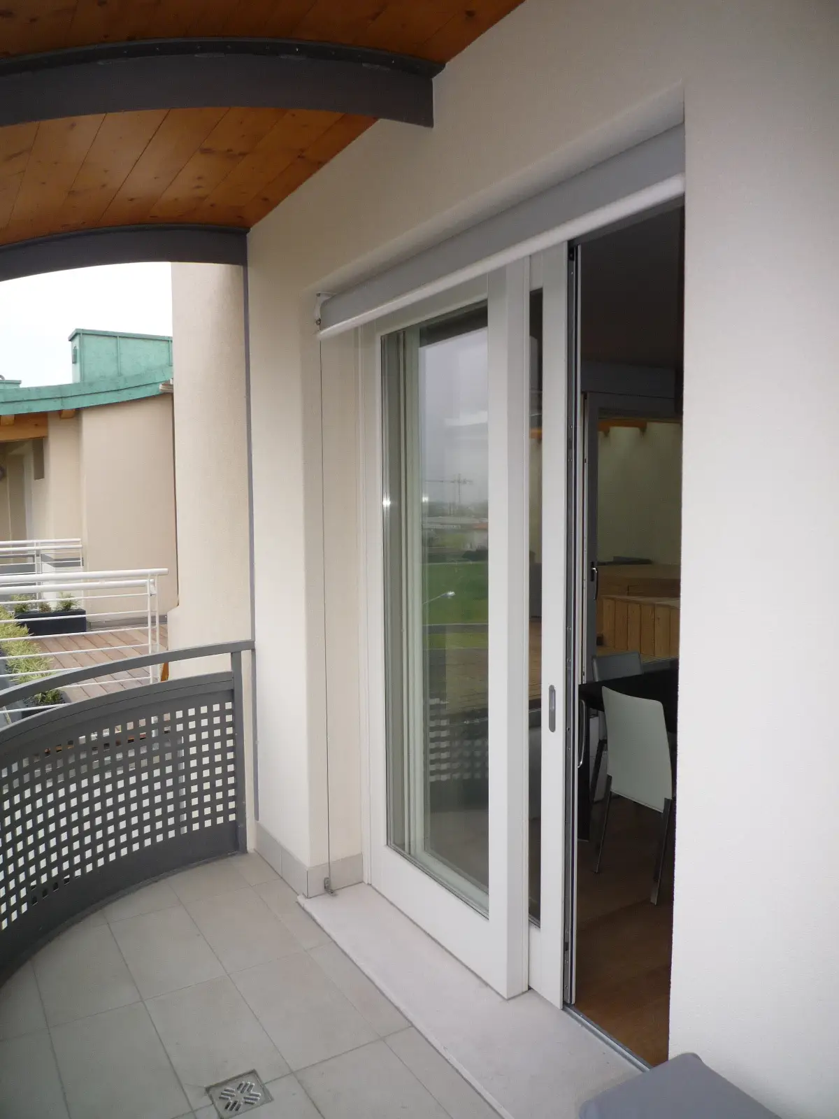 Tenda a caduta installata sulla porta a vetri della terrazza