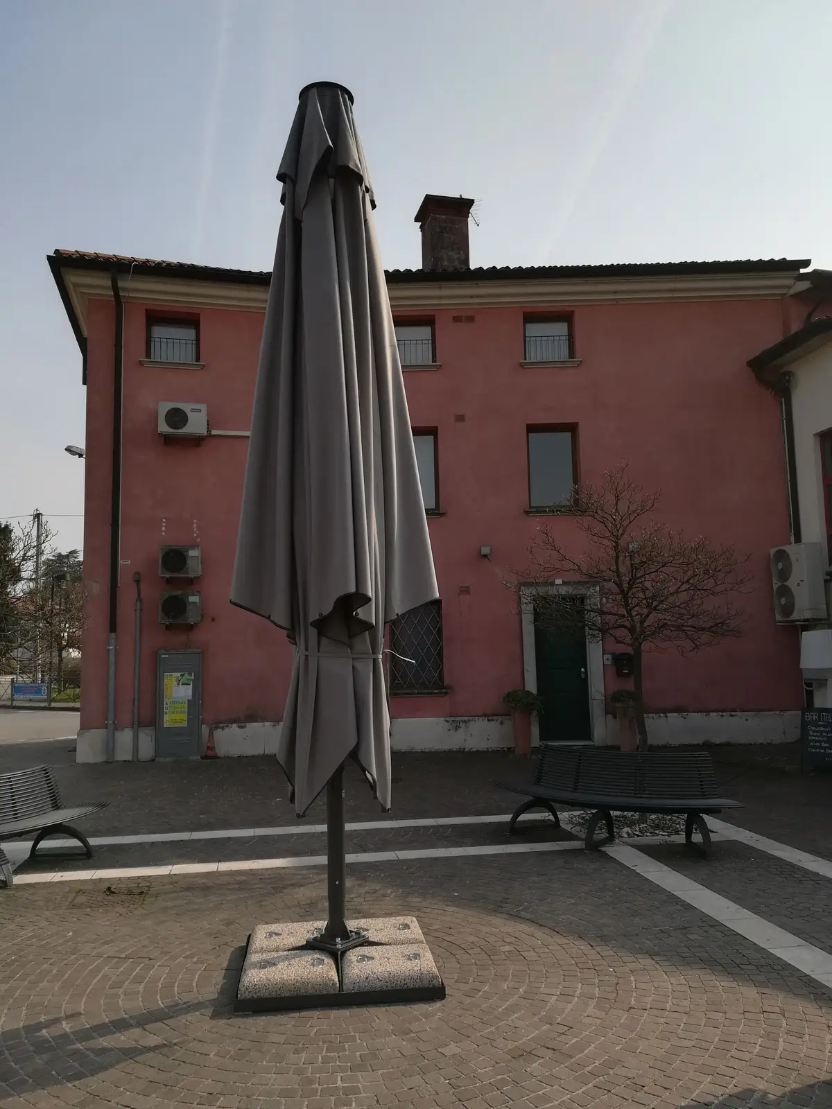 Ombrellone a palo centrale telescopico Lira chiuso