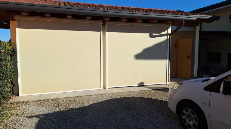 Schermature zip abbassate sotto un portico