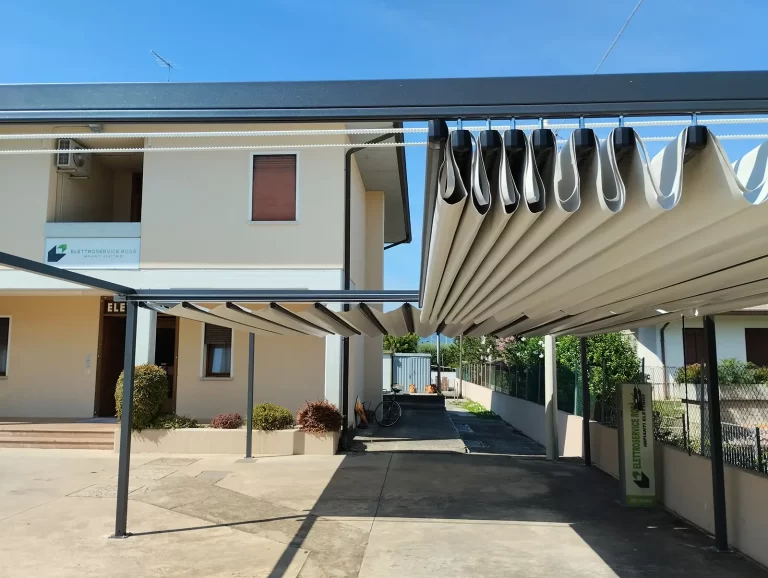 Pergotenda impacchettabile davanti a un condominio