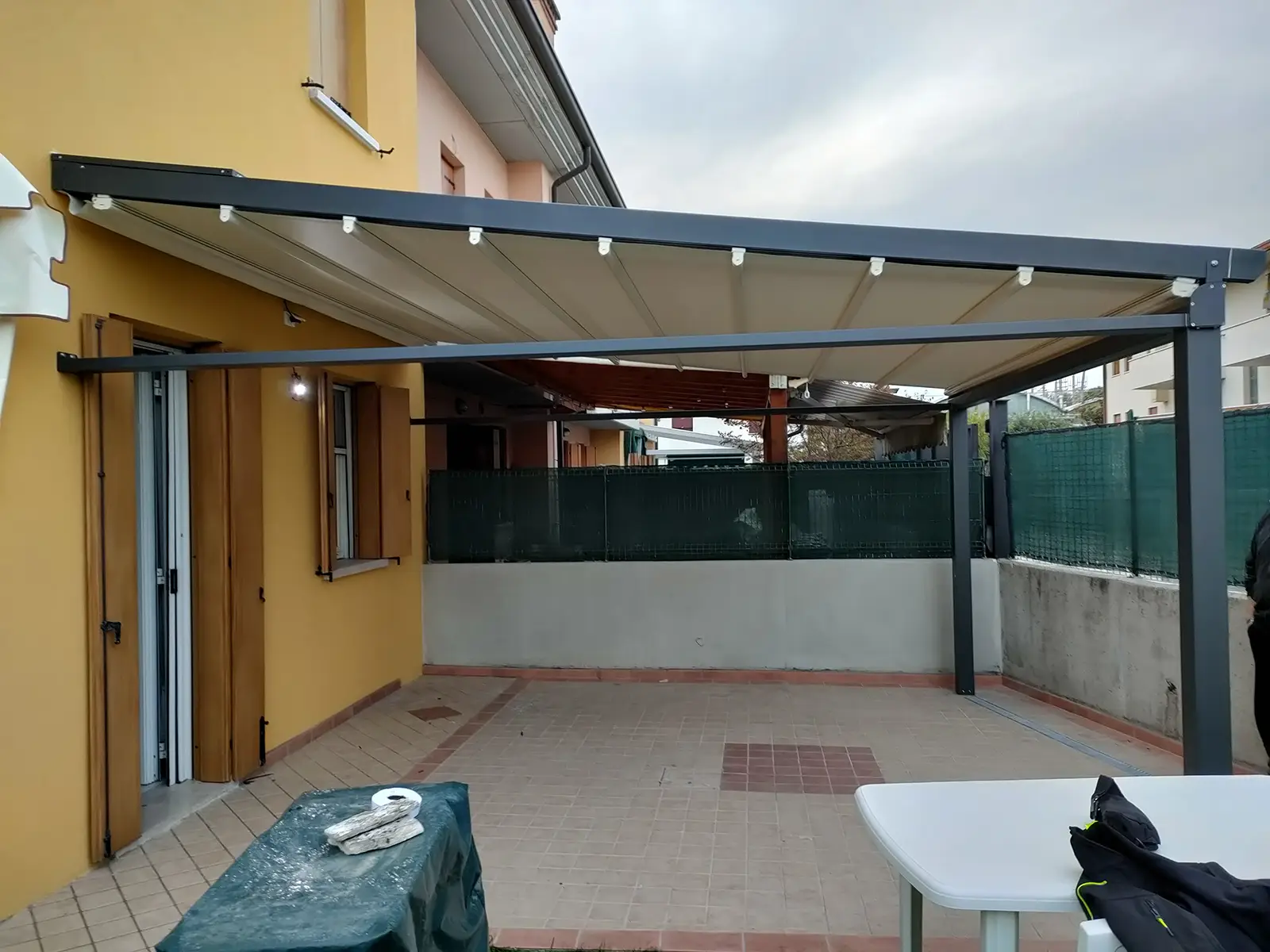 Tecnozen pergotenda impacchettabile inclinata K1 molto estesa