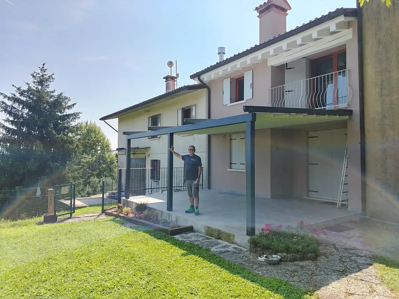 Foto du una pergotenda impacchettabile dopo il montaggio