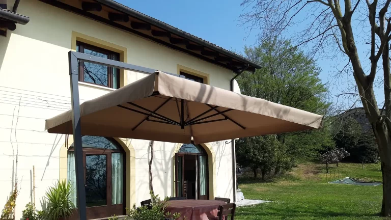 Ombrellone a palo laterale in giardino davanti a una villa