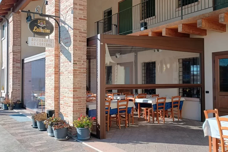 Vetrotenda che chiude il dehors di un ristorante