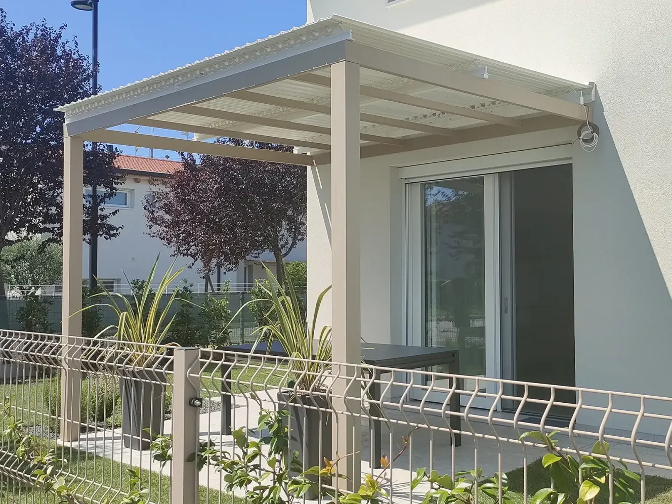 Tecnozen foto di copertura a lamelle orientabili 7.0 pergola su spazio esterno in giardino