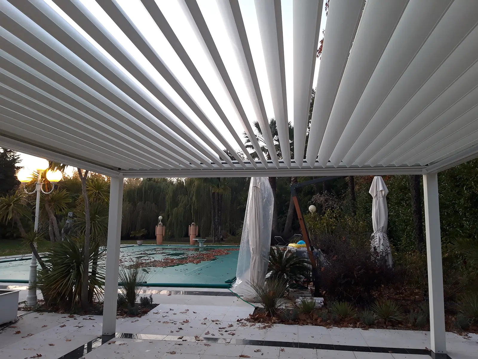 Tecnozen foto di pergola bioclimatica orientabile 4.0 con copertura semiaperta per far passare più luce